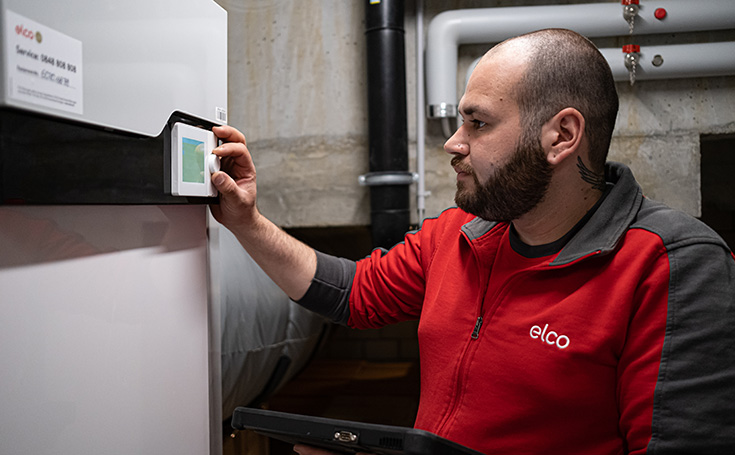 ELCO- Servicetechniker führt eine Wartung durch