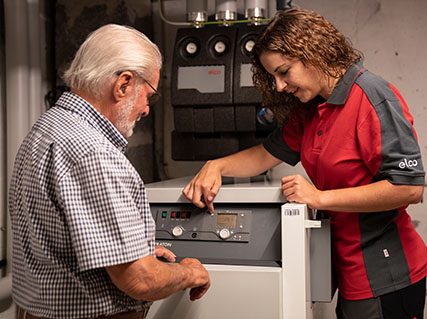 ELCO-Mitarbeiterin führt eine Inbetriebnahme bei einem Kunden durch