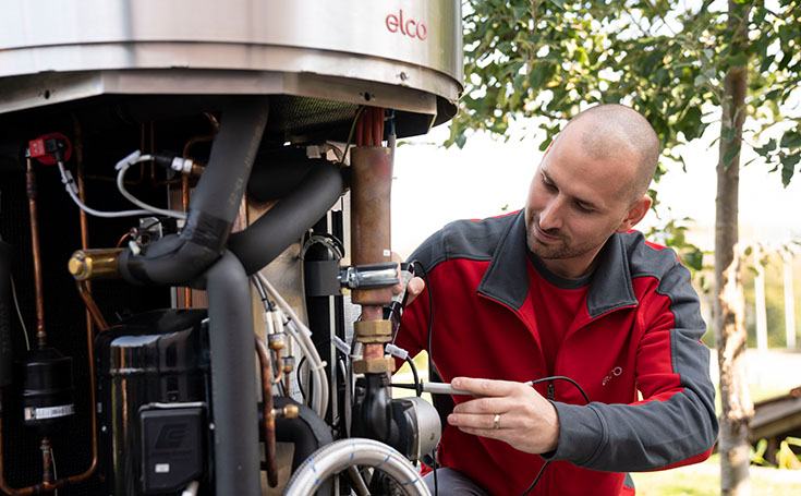 ELCO- Servicetechniker behebt eine Störung an einer Anlage