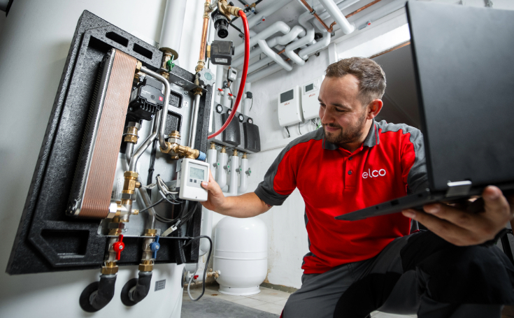 ELCO-Mitarbeiter führt eine Inbetriebnahme bei einem Kunden durch
