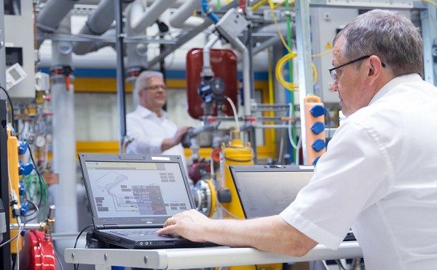 Mitarbeiter im ELCO- Testlabor