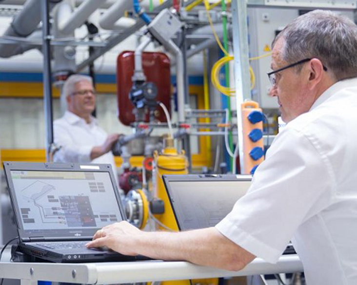 Technisches Prüflabor mit Laptop-gestützter Überwachung und Analyse von Heizungs- und Energiesystemen.