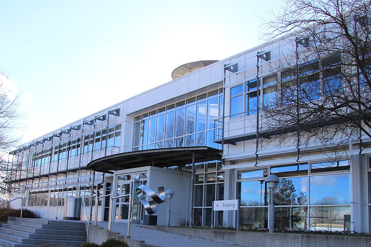 Modernes ELCO Verwaltungsgebäude mit Glasfassade und zentralem Eingangsbereich.