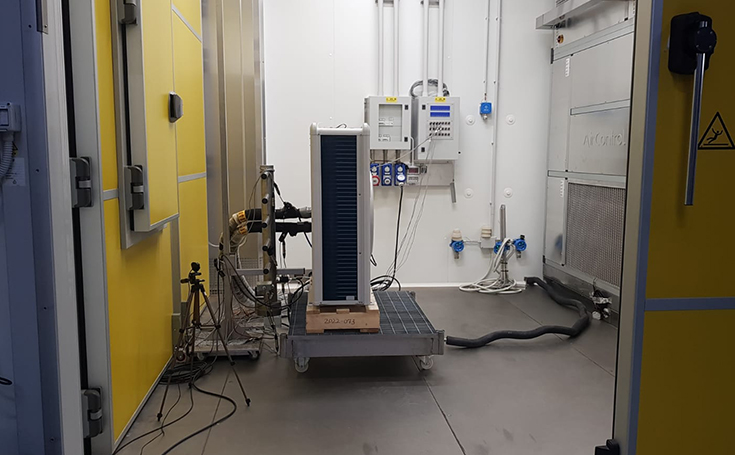 Klimakammer mit gelben Türen und technischer Ausrüstung zur Durchführung von Umwelt- und Temperaturtests